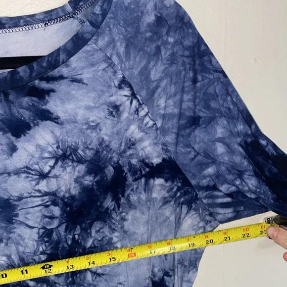 🪿Adorable shades of blue tie-dyed patterned long sleeved top! - Picture 5 of 6